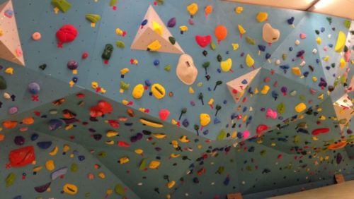 滋賀県のクライミング施設「グッぼる ボルダリングCafe」